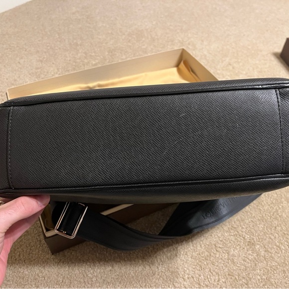 Louis Vuitton - Mens Messenger - Roman - Picture 8 of 13